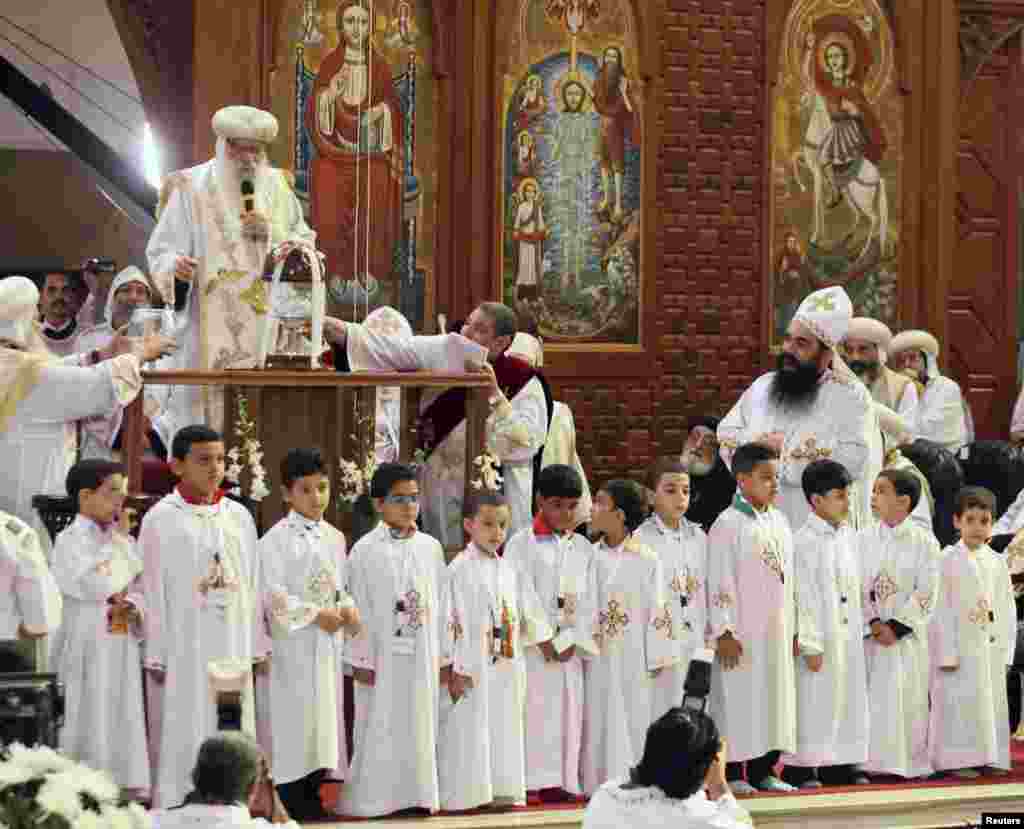 Pejabat sementara Gereja Koptik, Paus Bakhomious memimpin upacara pengumuman nama Paus ke-118 di gereja tersebut. (Reuters) 