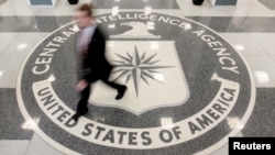 在美国维吉尼亚州兰利的中情局总部，一名男子走过前厅地板上的CIA标徽。