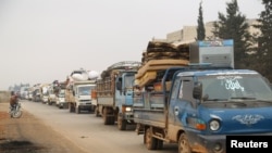 Los residentes de la ciudad siria de Maarat al-Numan, en la provincia de Idlib, huyen en camiones de la ofensiva del ejército sirio el 24 de diciembre de 2019. 