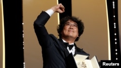 72 Festival de Cine de Cannes - Ceremonia de clausura - Cannes, Francia, 25 de mayo de 2019. El director Bong Joon-ho, ganador de un premio de la Palma de Oro por su película "Parasite" (Gisaengchung), reacciona. REUTERS / Stephane Mahe 