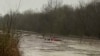 En esta imagen cortesía de Layton Hoyer, se ve una camioneta roja sumergida en las inundaciones, el viernes 24 de marzo de 2023 en Granby, Missouri.