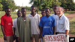 Peace Corps volunteer Ralph Bernstein, right, 84, poses with students at a secondary school in the Tamale region of northern Ghana, October 13, 2008 (file photo)