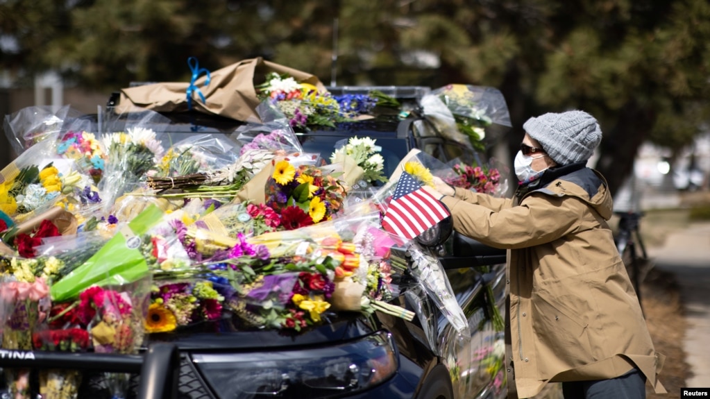 资料照片：人们献花和留言悼念在科罗拉多州博尔德大规模枪击案中被打死的警察埃里克·塔利。(2021年3月23日)(photo:VOA)