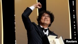 72 Festival de Cine de Cannes - Ceremonia de clausura - Cannes, Francia, 25 de mayo de 2019. El director Bong Joon-ho, ganador de un premio de la Palma de Oro por su película "Parasite" (Gisaengchung), reacciona. REUTERS / Stephane Mahe 