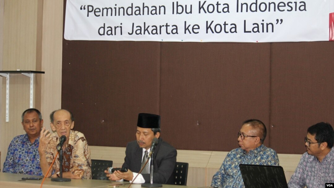 Rektor dan peneliti ITS menyampaikan hasil kajian akademis terkait rencana pemindahan ibu kota negara dari Jakarta ke daerah lain, di Kampus ITS Surabaya Kamis 17 Agustus 2017 (foto: VOA/Petrus Riski).