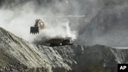 Una retroexcavadora trabaja en una mina de cobre en Chile.