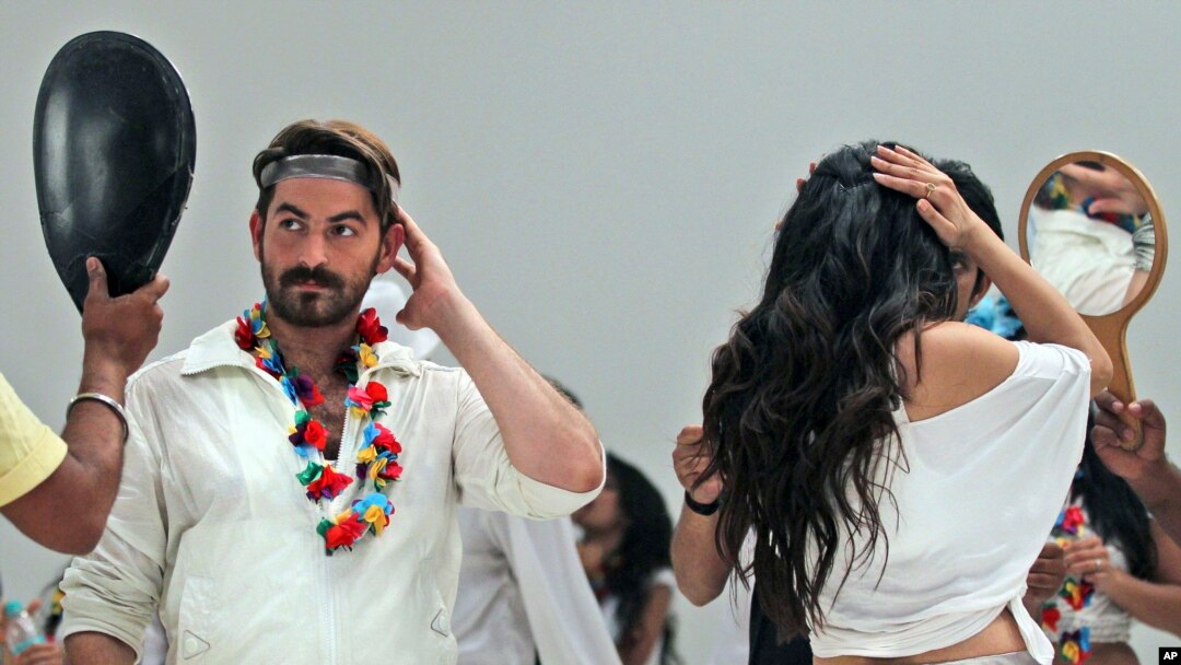 Dua artis India, Neil Nitin Mukesh dan Puja Gupta memeriksa make up mereka sebelum shooting film "Shortcut Romeo" di Mumbai, India (foto: dok).