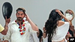 Dua artis India, Neil Nitin Mukesh dan Puja Gupta memeriksa make up mereka sebelum shooting film "Shortcut Romeo" di Mumbai, India (foto: dok).