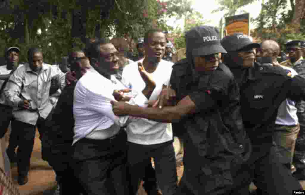 Ugandan policemen arrest opposition leader Kizza Besigye (front L) ahead of a rally to demonstrate against corruption and economic hardships in Uganda's capital Kampala January 19, 2012.