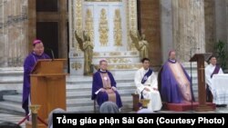 TGM Bùi Văn Đọc (thứ 2, từ phải sang) chủ sự thánh lễ tại Roma vào ngày 6/3/2018, vài giờ trước khi ông qua đời vì đột quỵ.