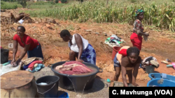 Abesifazana bahlamba izembatho zabo eManicaland.