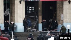 Istražitelji na mestu eksplozije na ulazu u železničku stanicu u Volgogradu