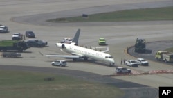 Un avión dañado en el Aeropuerto Internacional de Atlanta después de colisionar con otra nave más pequeña el 10 de septiembre de 2024.