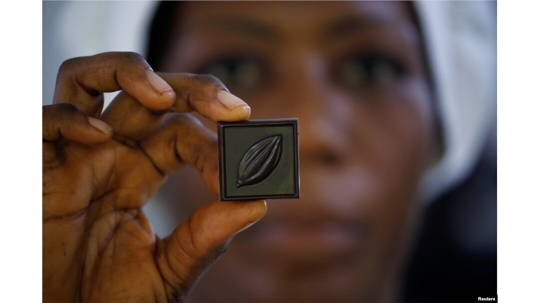 Seorang karyawan menunjukkan sekeping cokelat "Mon Choco" cokelat organik yang dibuat manual dengan mengunakan gilingan kakao bertenaga sepeda di Abidjan, Pantai Gading, 10 Januari 2019.