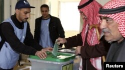 Warga Yordania memberikan suara bagi pemilu legislatif di ibukota Amman, Rabu (23/1). 