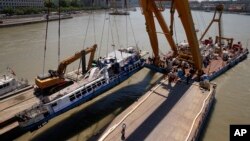 헝가리 부다페스트 다뉴브 강에서 대형 크루즈선에 부딪힌 뒤 침몰한 유람선 ‘허블레아니’호의 인양 작업이 진행되고 있다. 