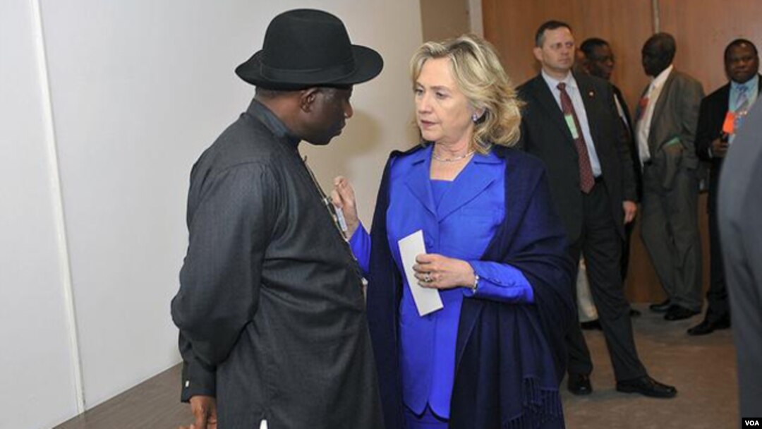 Menlu AS Hillary Clinton bertemu Presiden Nigeria Goodluck Jonathan (kiri) di ibukota Abuja hari Kamis (9/8). 