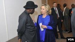 Menlu AS Hillary Clinton bertemu Presiden Nigeria Goodluck Jonathan (kiri) di ibukota Abuja hari Kamis (9/8). 