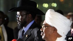 Le président Béchir (à dr.) et son homologue sud-soudanais Salva Kiir durant une conférence de presse à Khartoum (9 octobre 2011)