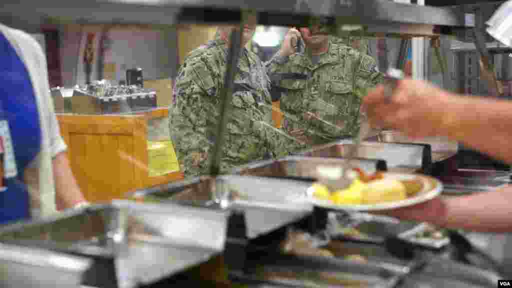 Военная столовая на военно-морской базе Гуантанамо. Обед в стиле &laquo;ешьте сколько сможете&raquo; стоит $5. Снимать лица военных категорически запрещено