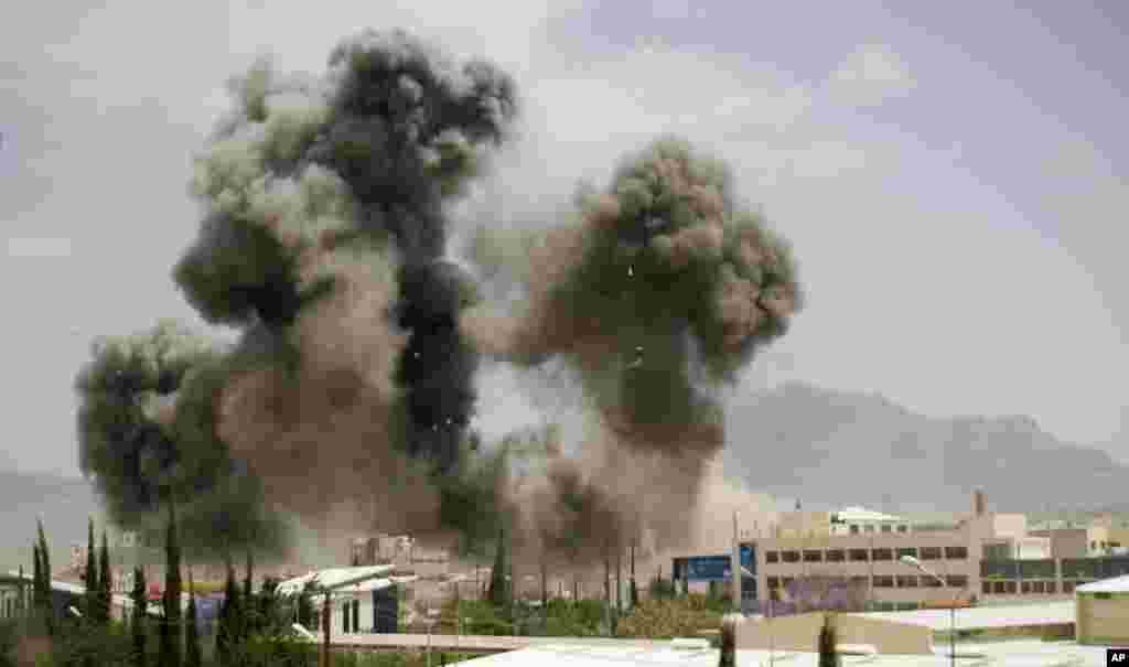 Smoke billows from a Saudi-led airstrike on Sana&#39;a, Yemen.