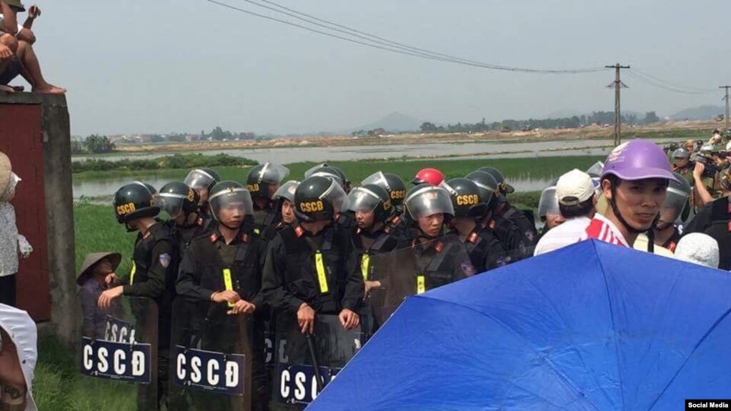 Cuộc đụng độ giữa dân và nhà chức trách tại thôn Vọng Đông, xã Yên Trung, huyện Yên Phong, Bắc Ninh, ngày 20/4/2017. (Facebook) 