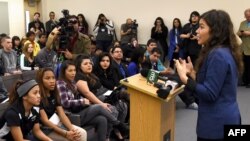 Aktris America Ferrera berbicara dihadapan siswa SMU Rancho High School dalam acara diskusi mengenai pemilih muda AS keturunan Amerika Latin dan peran mereka dalam pemilu di Las Vegas Utara, Nevada, 11 Februari 2016.