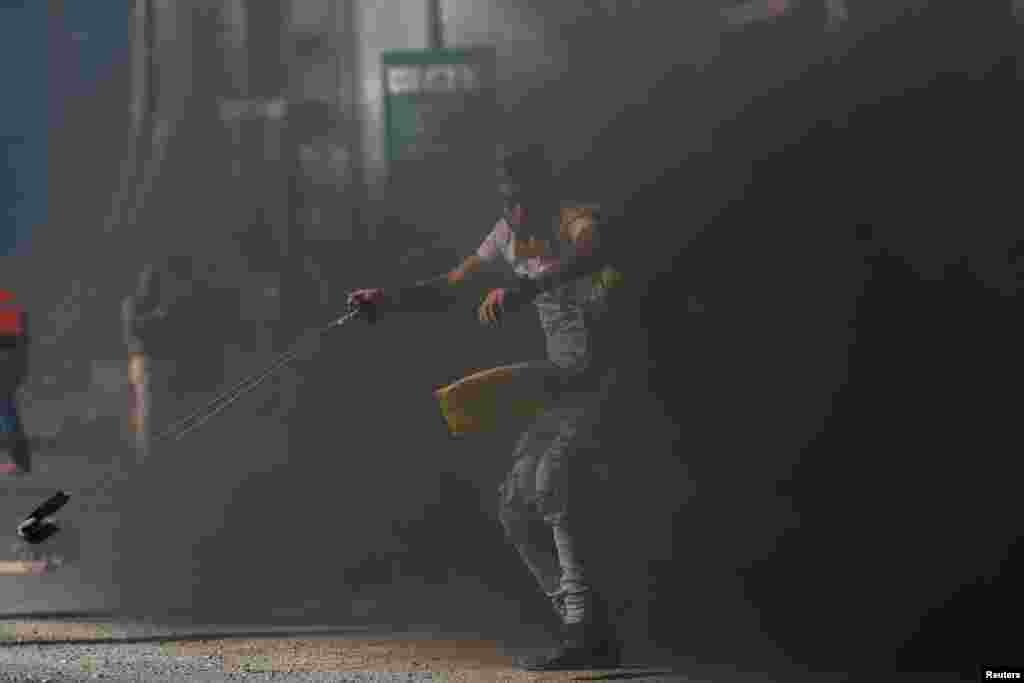 اس دوران اسکول، یونیورسٹیاں اور سرکاری دفاتر بند کر دیے گئے تھے جب کہ مغربی کنارے کے دیگر شہروں میں بھی ریلیاں نکالی گئیں۔