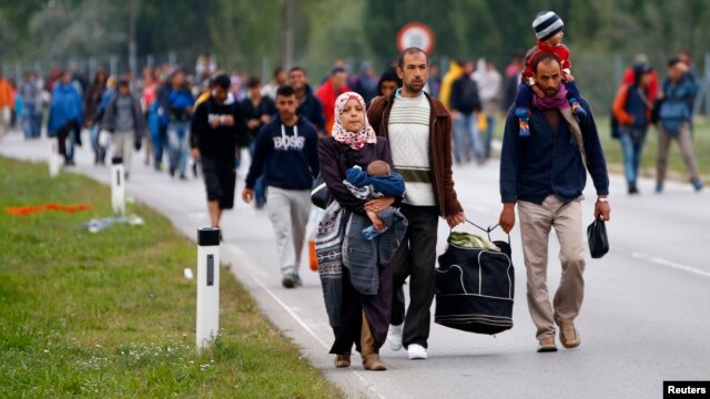 Migrantes cruzan la frontera entre Hungría y Austria en Nickelsdorf.