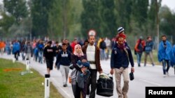 Imigrantes na fronteira entre a Hugria e Áustria