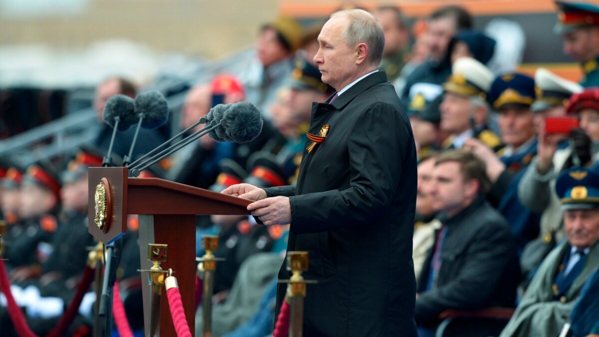 Путин сидя принимает парад победы фото