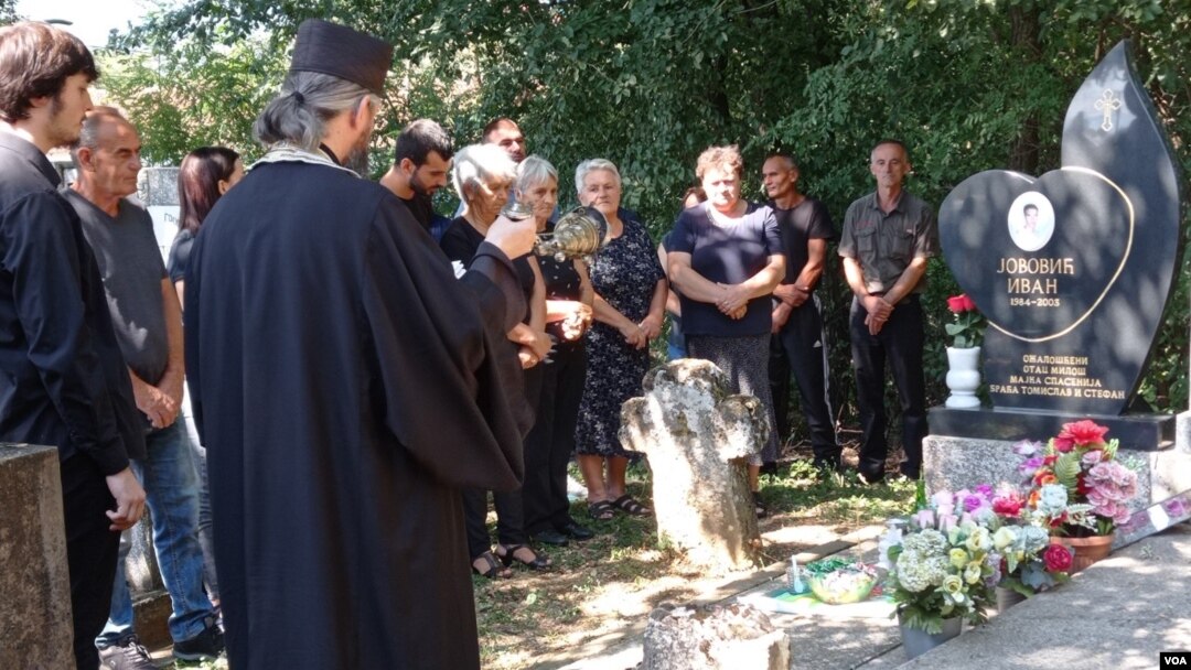 Parastos ubijenim srpskim dečacima Ivanu Jovoviću i Pantu Dakiću (Foto: VOA)