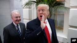 El presidente Trump, acompañado de su secretario de Salud, Tom Price, a su llegada al Capitolio para pedir el apoyo a la nueva ley de salud.