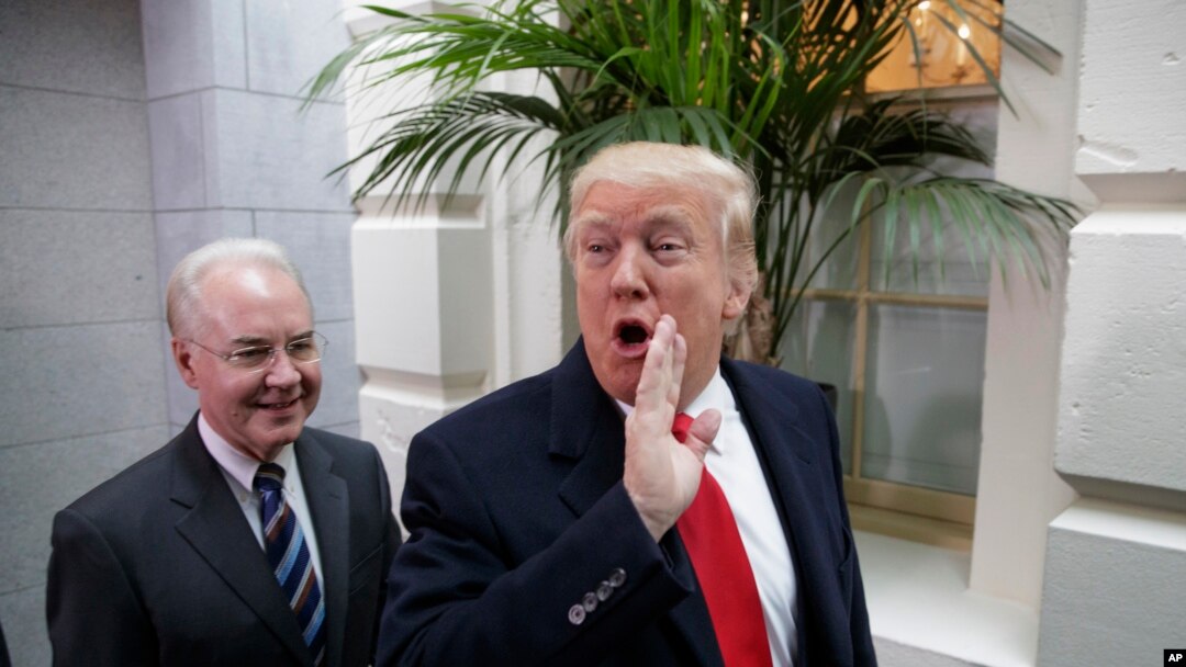 Ông Donald Trump (bên phải) và Bộ Trưởng Bộ Y tế và Dịch vụ Nhân sinh Tom Price.