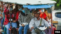 Garment workers wear masks while commuting from work during the COVID-19 pandemic in Phnom Penh, on March 10, 2021. (Hean Socheata/VOA Khmer)