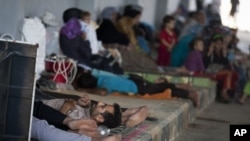 Pengungsi Suriah beristirahat di tempat penampungan Bab Al-Salam di kota Azaz, dekat perbatasan dengan Turki (foto: dok). 