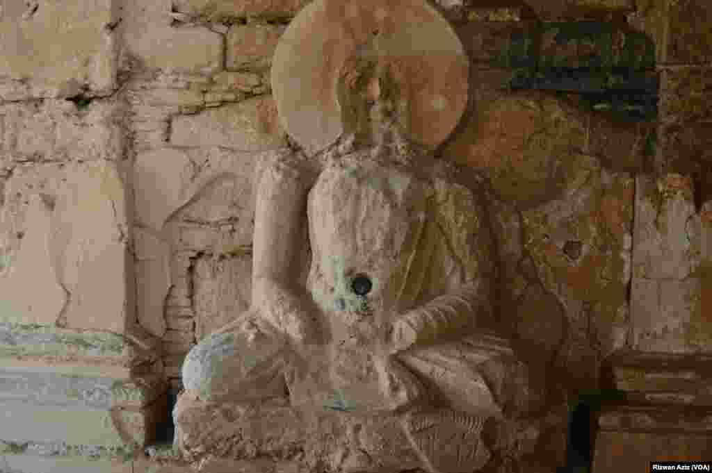 بدھ مت کی روایات کے مطابق &#39;ہیلنگ بدھا&#39; نامی اس مجسمے کی ناف پر انگلی رکھ کر دعا مانگنے والے مریض کی بیماری ختم ہو جاتی ہے۔