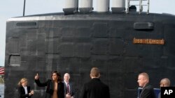 Đệ nhất phu nhân Mỹ Michelle Obama cho biết bà 'hết sức tự hào' khi được tham dự buổi lễ bàn giao tàu ngầm USS Illinois ở Groton, Connecticut.