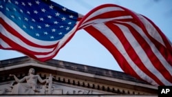 Američka zastava iznad zgrade Sekretarijata za pravosuđe (Foto: AP/Andrew Harnik, arhiva)