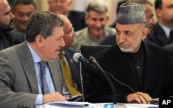 Le défunt ambassadeur Richard Holbrooke en compagnie du président afghan Hamid Karzai (Archives)