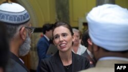 Firai Ministar New Zealand, Jacinda Ardern da wasu shugabannin addinin Islama a Wellington, Maris 19, 2019. 