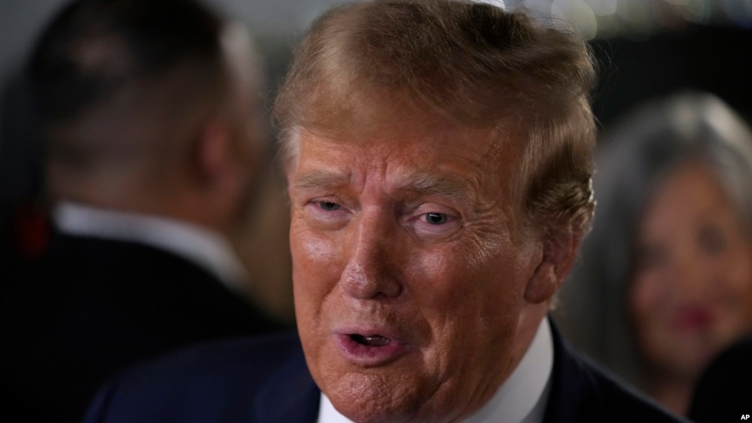 El expresidente Donald Trump habla con sus seguidores durante una parada de campaña en Front Street Pub & Eatery, el 5 de diciembre de 2023, en Davenport, Iowa. 