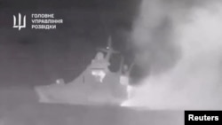 러시아 흑해함대 초계함 '세르게이 코토프'함이 크름반도(크림반도) 인근에서 피격됐다고 우크라이나 군사 정보 당국이 밝힌 장면. 5일 우크라이나 국방부 공개 영상 캡쳐.