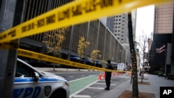 Un policía de Nueva York se encuentra en la calle 54, frente al Hotel Hilton en el centro de Manhattan, donde Brian Thompson, el director ejecutivo de UnitedHealthcare, recibió un disparo mortal el miércoles 4 de diciembre de 2024 en Nueva York. (Foto AP/Stefan Jeremías)