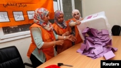 Electoral workers prepare to count ballots after polling stations closed in Tripoli June 25, 2014. Less than a third of Libyan voters had gone to the polls by late afternoon on Wednesday in a parliamentary election overshadowed by violence.