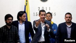 El presidente encargado de Venezuela, Juan Guaidó, también anunció una iniciativa para capacitar a los trabajadores y crear un pago escalonado para los empleaods públicos.