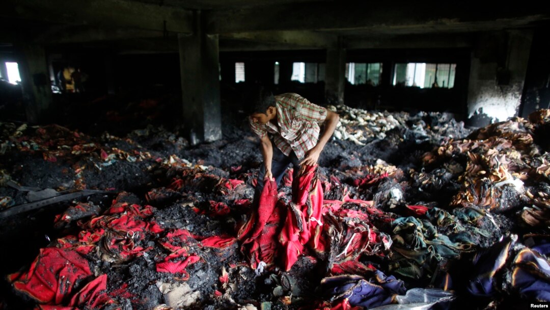 Seorang pekerja pabrik garmen melakukan inspeksi setelah musibah kebakaran di Dhaka, Bangladesh (9 Mei 2013). 