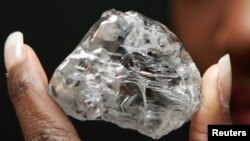 Un rare diamant blanc de 603 carats vendu pour 12,36 millions de dollars présenté lors d'une conférence de presse à Anvers, le 9 octobre 2006