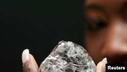 Un rare diamant blanc de 603 carats vendu pour 12,36 millions de dollars présenté lors d'une conférence de presse à Anvers, le 9 octobre 2006