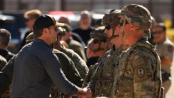 Menteri Pertahanan AS Pete Hegseth bertemu dengan personel militer saat mengunjungi daerah perbatasan di Sunland Park, negara bagian New Mexico, AS, Senin 3 Februari 2025.